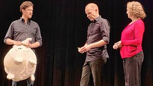 Das Impro-Comedy-Trio Tauschrausch bei seinem Auftritt in der Gems in Singen (von links): Jakob Nacken, Helge Thun und Mirjam Woggon. ...