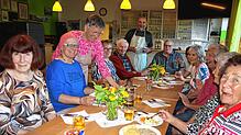 In fröhlicher Runde wie hier im Mai 2025 wird in Hochemmingen alle zwei Wochen dienstags bei der Begegnung am Tisch zusammen Mittag ...