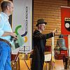 Konrad Martin, Werner Kraft und Bernhard Barthlott (von rechts) übergaben Bürgermeister Stefan Keil die lange verschollene Rathausglocke ...
