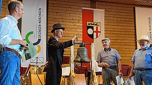Konrad Martin, Werner Kraft und Bernhard Barthlott (von rechts) übergaben Bürgermeister Stefan Keil die lange verschollene Rathausglocke ...