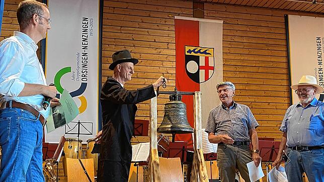 Konrad Martin, Werner Kraft und Bernhard Barthlott (von rechts) übergaben Bürgermeister Stefan Keil die lange verschollene Rathausglocke ...