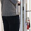 Schnell ist es passiert: Der Schlüssel steckt innen oder liegt in der Wohnung. Wenn es keine anderen Möglichkeiten gibt, muss jetzt ein ...
