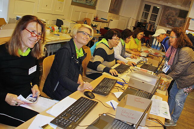 Die Helfer im Anmeldebüro hatten gut zu tun. Im Bild von links: Regine Achartz, Birgit Francavilla, Claudia Gönner, Britta Bühl und ...