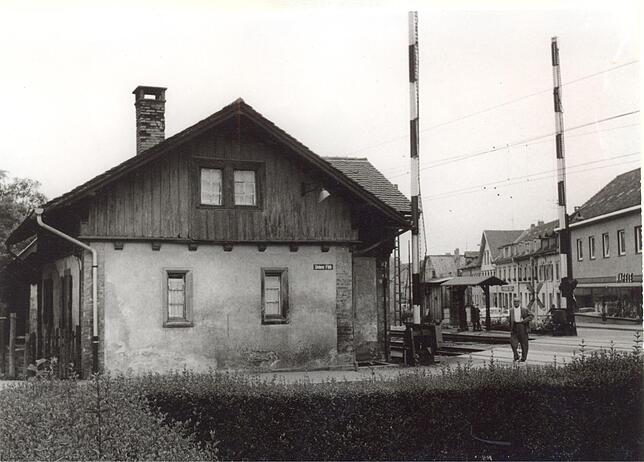 Der Bahnübergang Trompeter an der Basler Straße vor 50 Jahren. Im Hintergrund das Geschäftshaus „Häfeleeck“, benannt nach ...