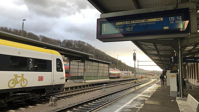 Stillstand am Waldshuter Bahnhof: Wegen des Sturmtiefs Sabine fallen die Züge auf der Hochrheinstrecke bis auf Weiteres aus.