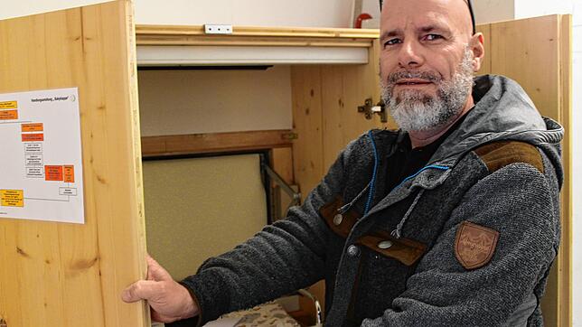 Unspektakulärer geht es kaum: die Babyklappe, initiiert von Joachim Spitz, befindet sich im Getränkeabstellraum im Franziskusheim. Bild: ...