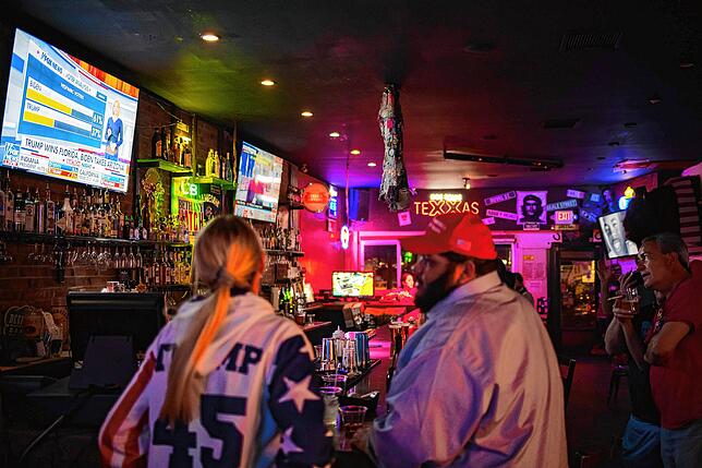 In der Rockin Cigar Bar in El Paso, Texas, verfolgen Trump-Fans die ersten Wahlergebnisse