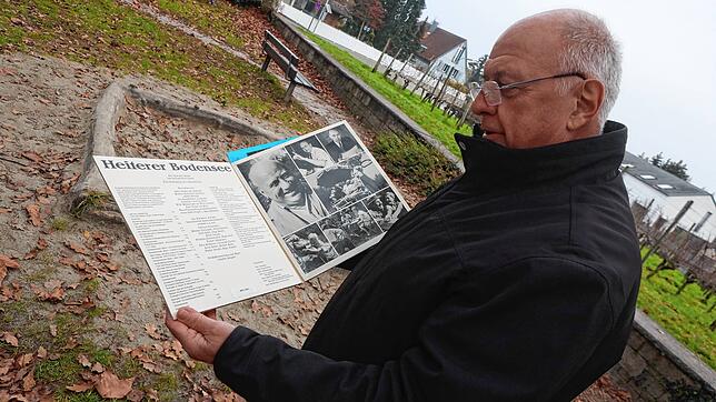 Kurtle Köberlin zeigt eine LP des Karle Steuer.