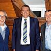 Gerhard Wiedebach (von links) vereidigte im Gemeinderat Andreas Schmid zum Bürgermeister von Öhningen. Bruno Schnur leitete den ...
