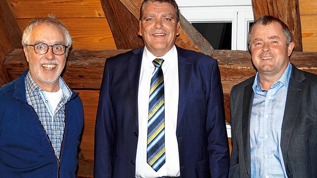 Gerhard Wiedebach (von links) vereidigte im Gemeinderat Andreas Schmid zum Bürgermeister von Öhningen. Bruno Schnur leitete den ...