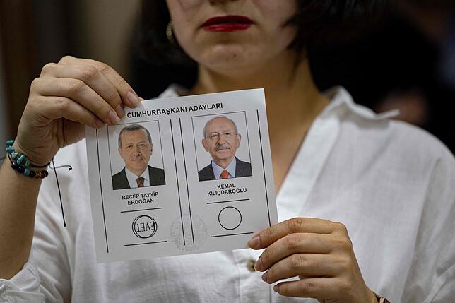 Ein Wahlbeamter hält während der Auszählung am Tag der zweiten Runde der Präsidentschaftswahl in Istanbul am 28. Mai 2023 eine Stimme hoch.