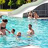 Badespaß am Morgen: Im Fischbacher Frei- und Seebad genießen Vanessa, Fynn, Marlena und Benjamin Zimmermann das Sommerwetter.