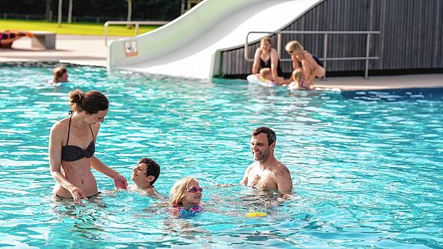 Badespaß am Morgen: Im Fischbacher Frei- und Seebad genießen Vanessa, Fynn, Marlena und Benjamin Zimmermann das Sommerwetter.