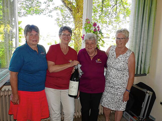 Mit einem guten Tropfen wird die Gründung des Landfrauen Bezirkes Hotzenwald vor 25 Jahren begossen. Die Gründungsmitglieder Barbara ...