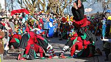Tausende Narren und Besucher feierten am Wochenende ein friedliches Jubiläumsfest in Engen. Höhepunkt war der große Umzug mit 44 ...