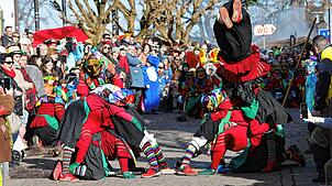 Tausende Narren und Besucher feierten am Wochenende ein friedliches Jubiläumsfest in Engen. Höhepunkt war der große Umzug mit 44 ...