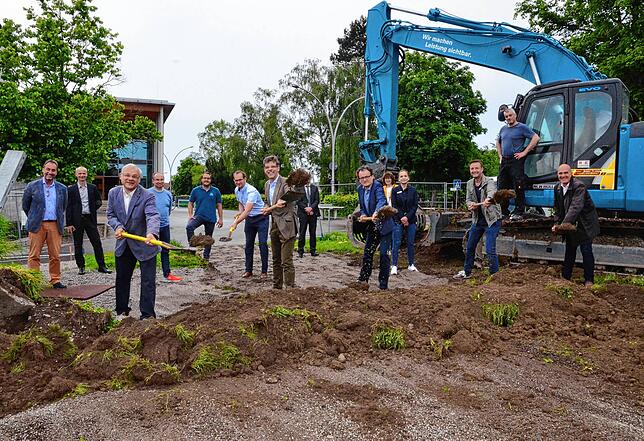 Grundschulrektor Andreas Geiger, Stadtrat Simon Pfluger, Bürgermeister Georg Riedmann, Stadtrat Uwe Achilles, Stadtbaumeister Michael ...