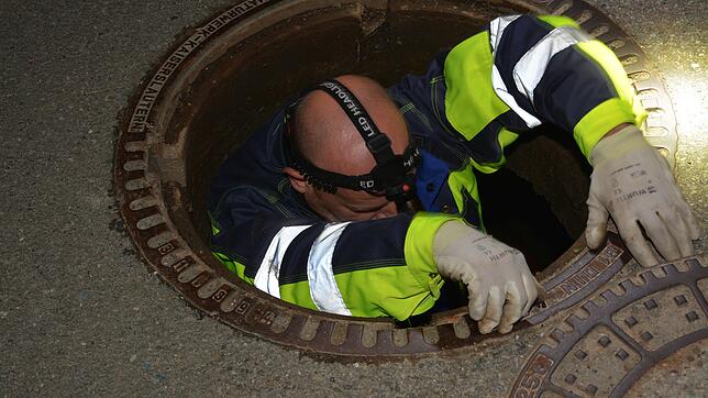 Den Wasserverlusten auf der Spur: Im Sommer 2019 untersuchten Mitarbeiter der Bodensee-Wasserversorgung das gesamte Rohrnetz Sipplingens ...