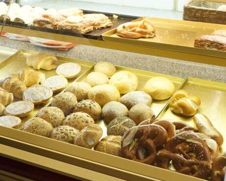 Am Morgen in der Bäckerei Pfeiffer: Die Auslage ist voll. Doch auch am Abend wird noch viel übrig sein.