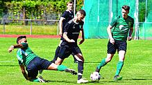 Kaum zu bremsen: In der ersten Hälfte bestimmten Ersin Demircan (Mitte, gegen Justin Petretta und Lucas Eschbach) un Aufsteiger das ...