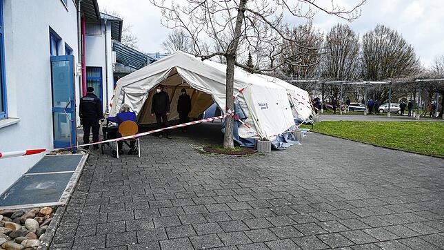 Am Donnerstag hat sich schon vor der Öffnung des Testzentrums eine Schlange vor dem Gemeindesaal gebildet.