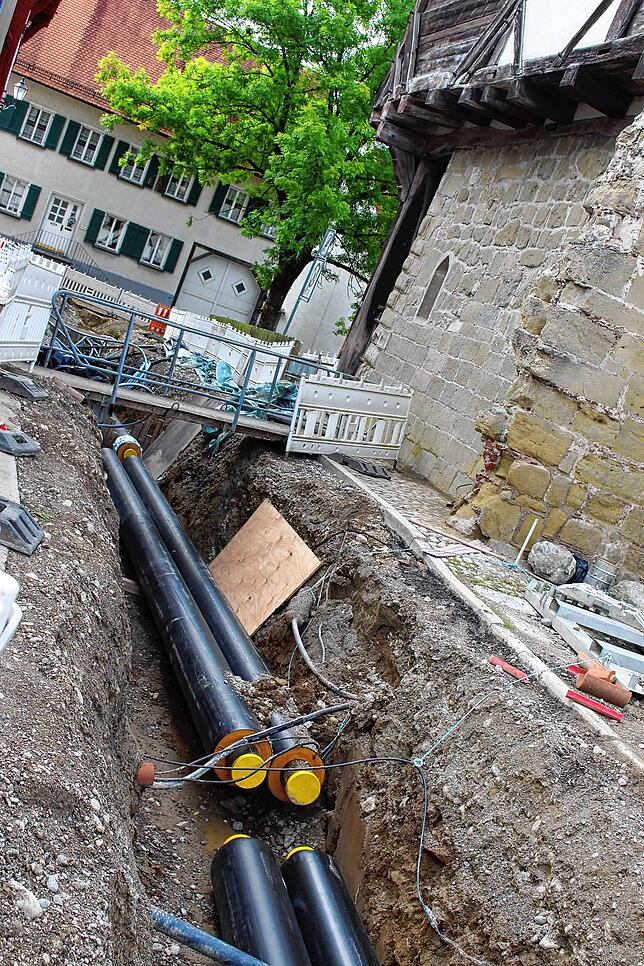 Dicke Rohre verlaufen im Erdreich der Baustelle.