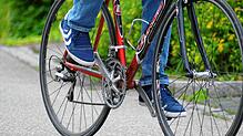 Eine Fahrradfahrerin war am Samstagmorgen auf der A 98 bei Lörrach unterwegs. (Symbolbild)