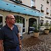 Blick in die Ferne: Hotelier Christian Herzog wird seinen Goldenen Knopf im kommenden Frühjahr in neue Hände geben. im SÜDKURIER spricht ...