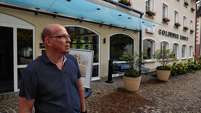 Blick in die Ferne: Hotelier Christian Herzog wird seinen Goldenen Knopf im kommenden Frühjahr in neue Hände geben. im SÜDKURIER spricht ...
