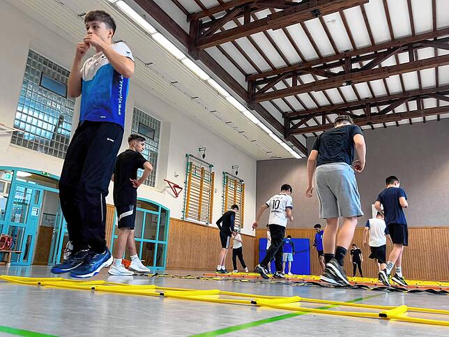 Springen in der Koordinationsleiter: Alexandr Orlov (links) wärmt sich auf. Der heute 16-Jährige wurde 2022 deutscher Box-Vizemeister.
