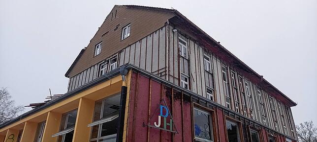 Bis zuletzt macht die Abkürzung des Deutschen Jugendherbergswerks die frühere Nutzung deutlich.