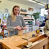Der Leiter der Berufstherapie beim Hegau-Jugendwerk in Gailingen, Lothar Binder, freut sich über die Fortschritte von Frederike Voigt. ...