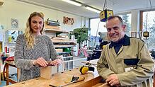 Der Leiter der Berufstherapie beim Hegau-Jugendwerk in Gailingen, Lothar Binder, freut sich über die Fortschritte von Frederike Voigt. ...