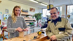 Der Leiter der Berufstherapie beim Hegau-Jugendwerk in Gailingen, Lothar Binder, freut sich über die Fortschritte von Frederike Voigt. ...