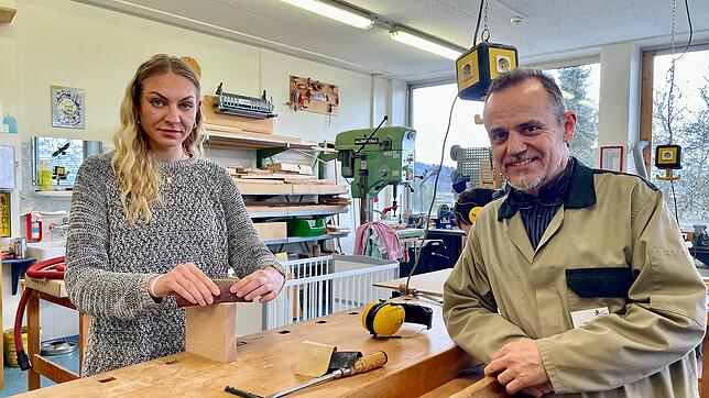 Der Leiter der Berufstherapie beim Hegau-Jugendwerk in Gailingen, Lothar Binder, freut sich über die Fortschritte von Frederike Voigt. ...