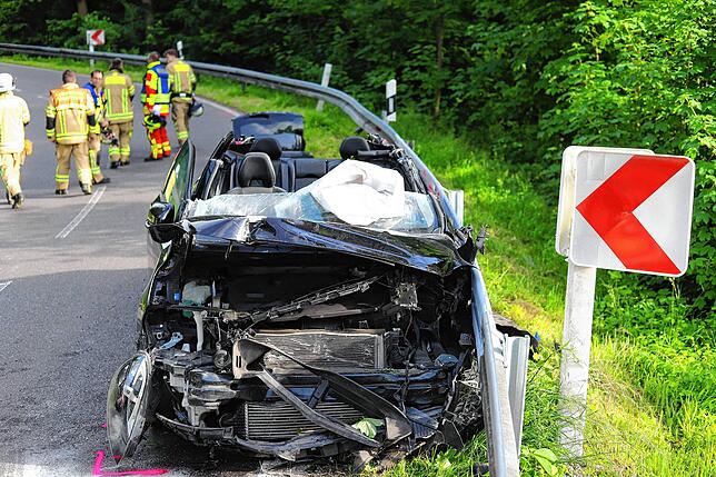 Bei einem Unfall zwischen Daisendorf und Mühlhofen waren am Dienstag drei Fahrzeuge beteiligt. Dieser Volvo kam etwa 100 Meter von den ...