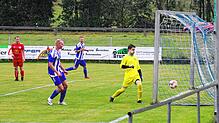 Torreigen: Marius Thoma (vorn, in Blau) traf beim 8:0-Kantersieg der SG Mettingen/Krenkingen gegen den indisponierten FC Wallbach gleich ...
