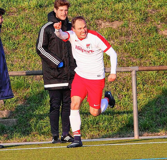 Torschütze Alexander Rindt: Hier freut sich die „treue Seele“ des FC RW Weilheim über einen Treffer bei einem Spiel in ...