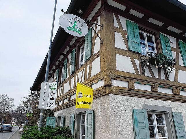 Wie der Name schon sagt: ein Fachwerkhaus. Seit September 2016 ist hier das Café „Fachwerk 11“ zu finden.
