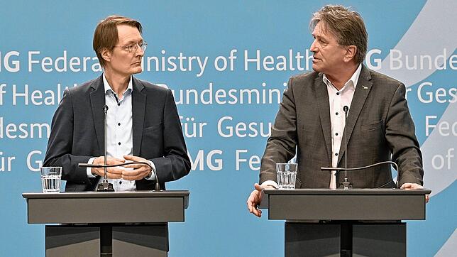 Karl Lauterbach (SPD), Bundesminister für Gesundheit, und Manfred Lucha (Bündnis 90/Die Grünen), Gesundheitsminister von ...