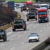 Fahrzeuge der Bundeswehr rollen im dichten Verkehr über die Autobahn A2 bei Brandenburg. Die Soldaten gehören zum Jägerbataillon 292 aus ...