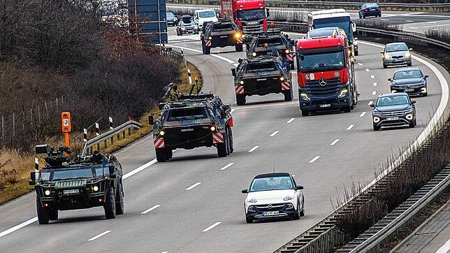 Fahrzeuge der Bundeswehr rollen im dichten Verkehr über die Autobahn A2 bei Brandenburg. Die Soldaten gehören zum Jägerbataillon 292 aus ...