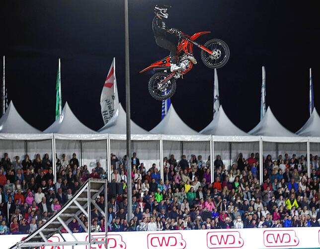Bild 2: Zwischen Adrenalin und Tradition: Der spektakuläre Showabend beim Fest der Pferde auf den Immenhöfen