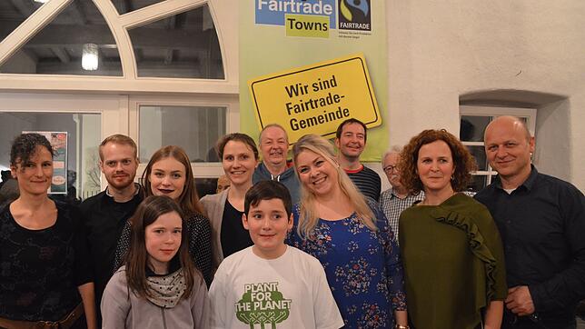 Vetreter aus vier Gemeinde unter dem Siegel des Fairen Handels: Hinten, von links das Gründungstrio Dirk Bürklin und Markus Huber ...