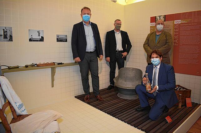 Eine nachgebaute Badestube vermittelt in der Ausstellung Überlingens Historie als Kurstadt. Von links: Oberbürgermeister Jan Zeitler, ...