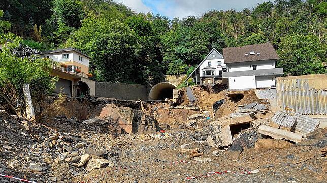 Durch diesen Tunnel strömte das Wasser, das die Straße fortspülte.