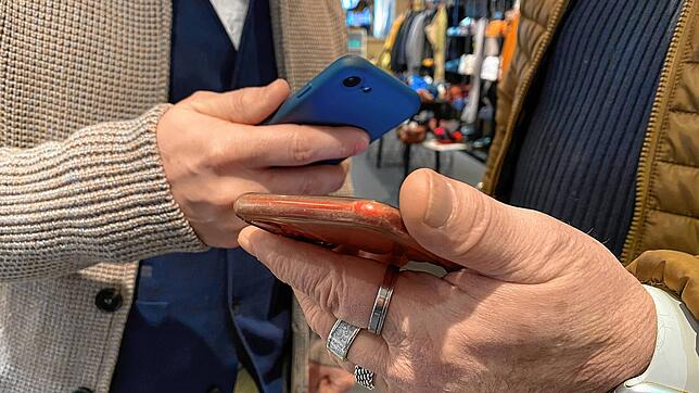 Kontrolle des 3G-Status eines Kunden in einem Geschäft in Waldshut. Derartige Zugangskontrollen sind nun passé. Der Handel erhofft sich ...