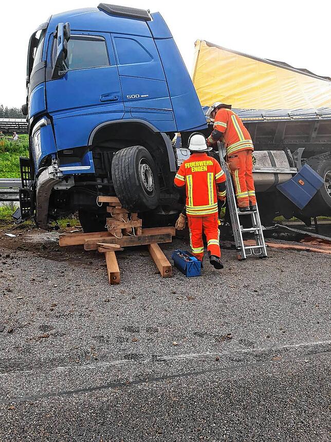 Die Engener Wehr war den ganzen Samstagvormittag auf der A81 im Einsatz.