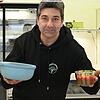 Einweg oder Mehrweg? Majid Darachshan füllt seine Feinkost auf dem Wochenmarkt in Überlingen sowohl in eigene Einwegbecher als auch in ...