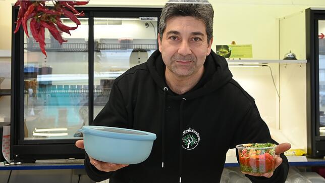 Einweg oder Mehrweg? Majid Darachshan füllt seine Feinkost auf dem Wochenmarkt in Überlingen sowohl in eigene Einwegbecher als auch in ...